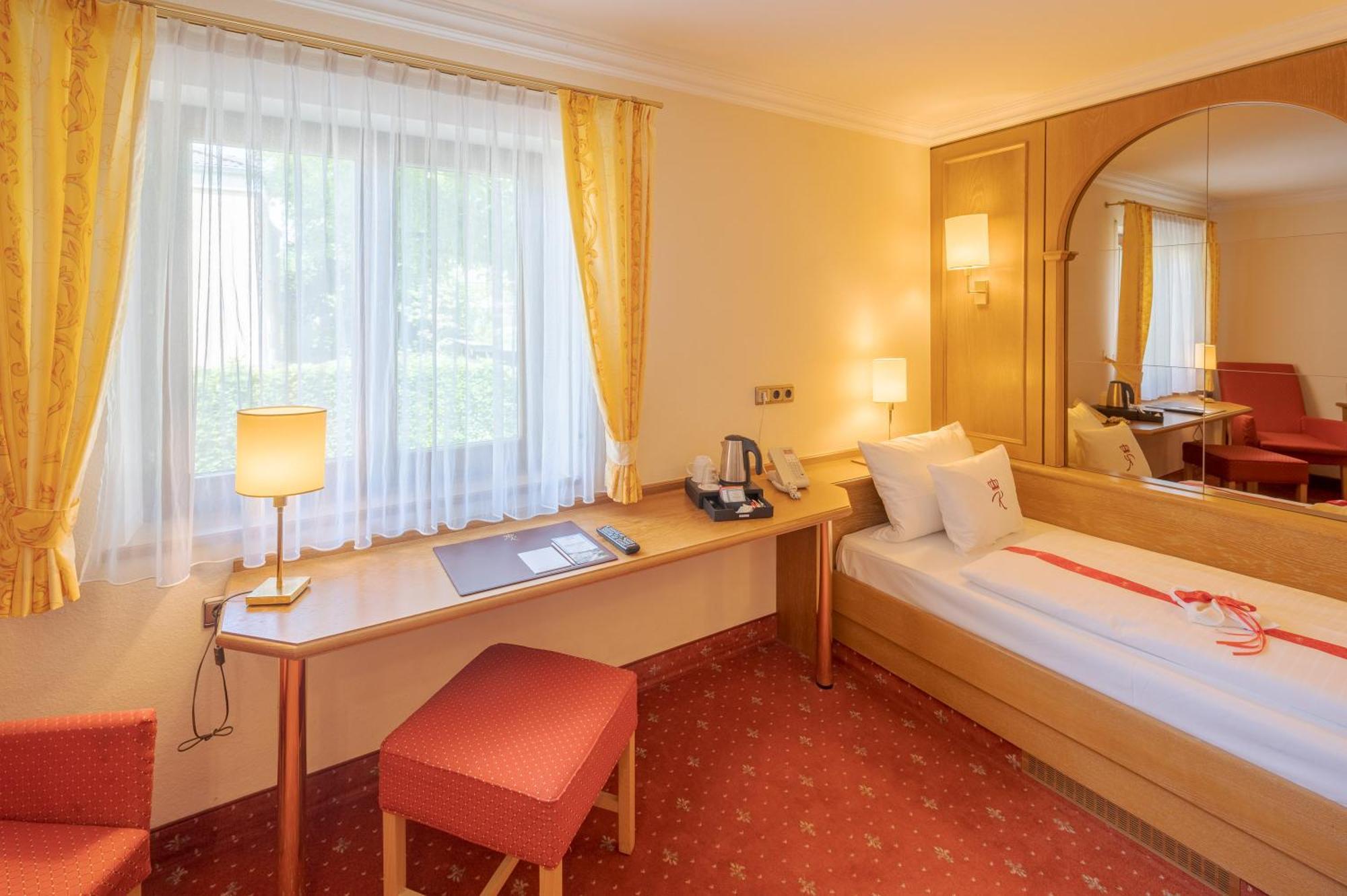 Oberschleißheim Hotel Am Schlosspark Zum Kurfuerst מראה חיצוני תמונה