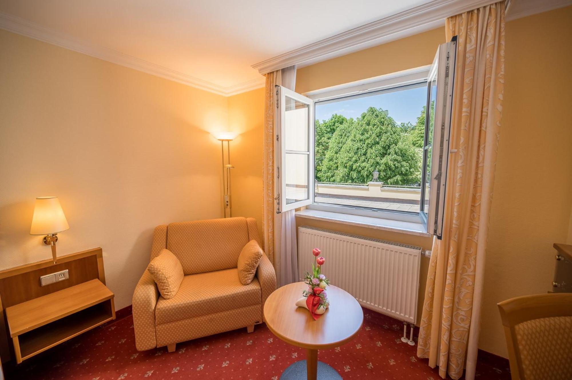 Oberschleißheim Hotel Am Schlosspark Zum Kurfuerst מראה חיצוני תמונה