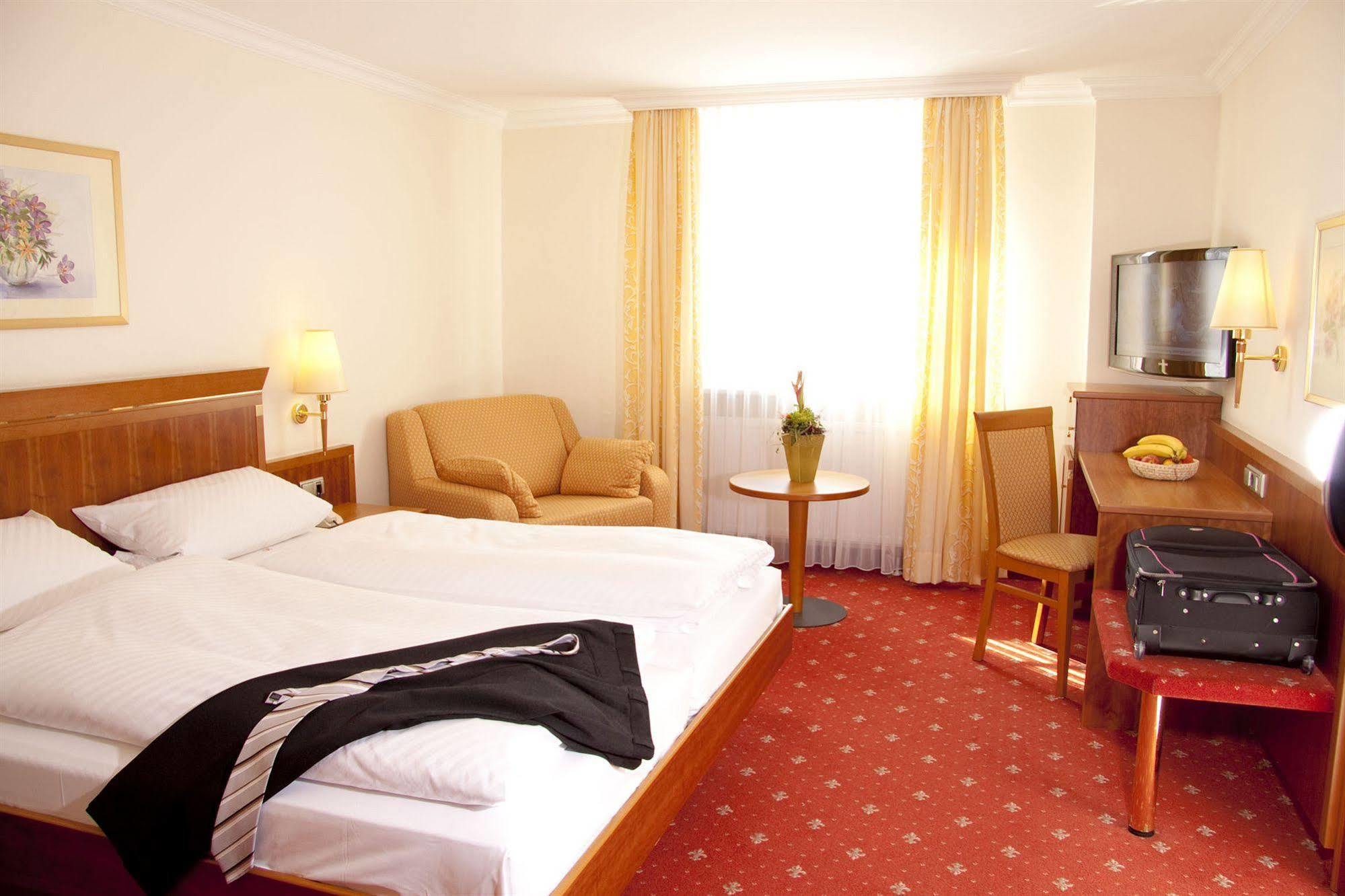 Oberschleißheim Hotel Am Schlosspark Zum Kurfuerst מראה חיצוני תמונה